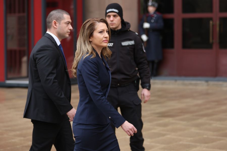 Председателят на 51-вото Народно събрание Рая Назарян пристигна на „Дондуков“ 2 за среща с президента Илияна Йотова в рамките на конституционната процедура по назначаване на служебно правителство. Срещата между двете ще бъде закрита.