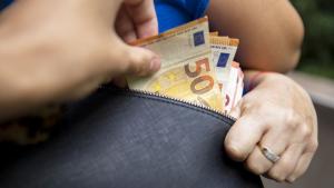 Двама души единият от които непълнолетен са задържани от пазарджишки