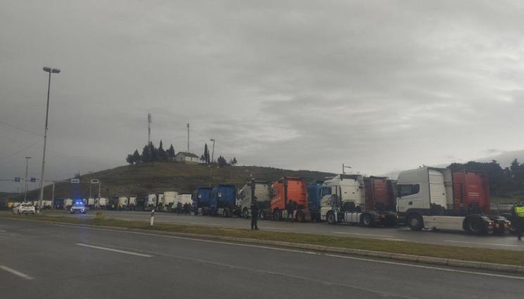 тир - Тирове блокираха Шенген под мотото: Европо, умри от глад!