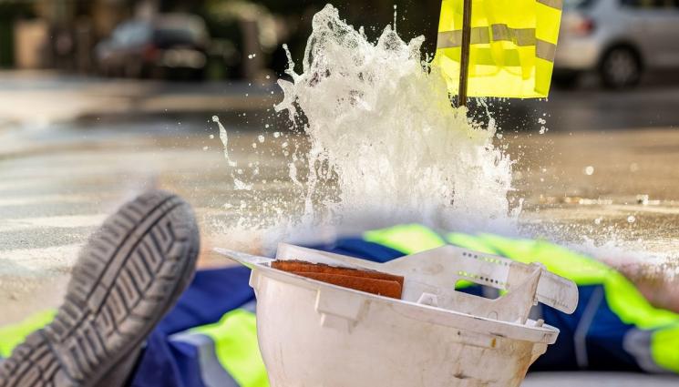 с - ВОДНО ИЗРИГВАНЕ! Вижте как гейзер на водопровод подмята работник