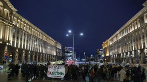 Граждани се сърбаха на протест пред сградата на Народното събрание