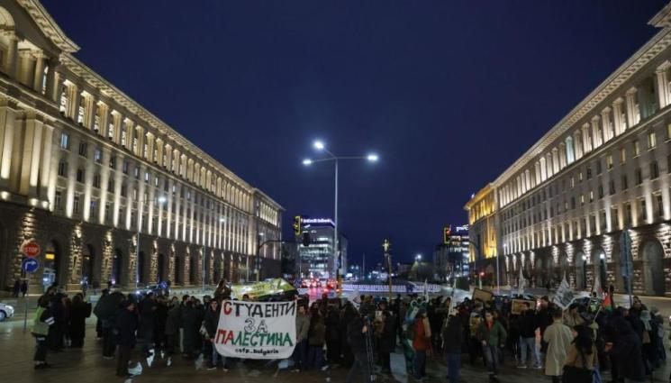 съвет за мир - Протестиращи се събраха пред парламента!
