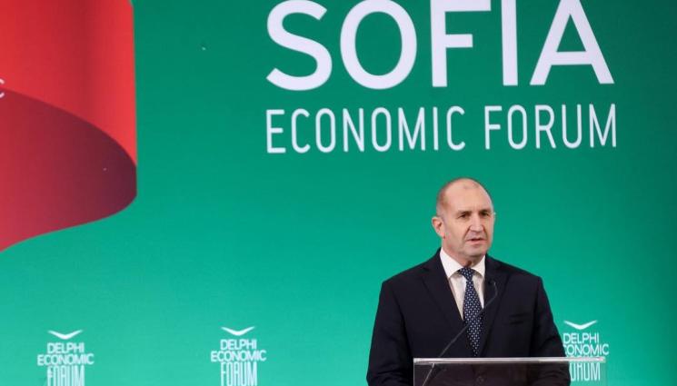 с - Румен Радев от трибуната на икономически форум: Да изгоним олигархията от властта