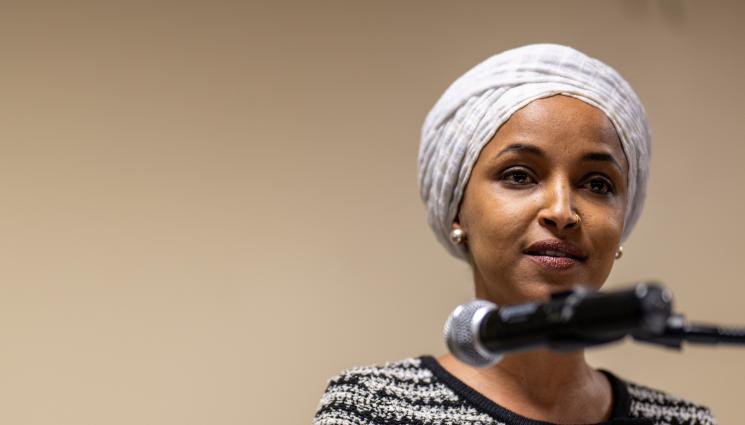 Илхан Омар - ШОКИРАЩА АТАКА: Мъж напръска с течност от спринцовка конгресменка (ВИДЕО)