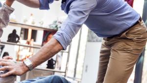 мъж бой син