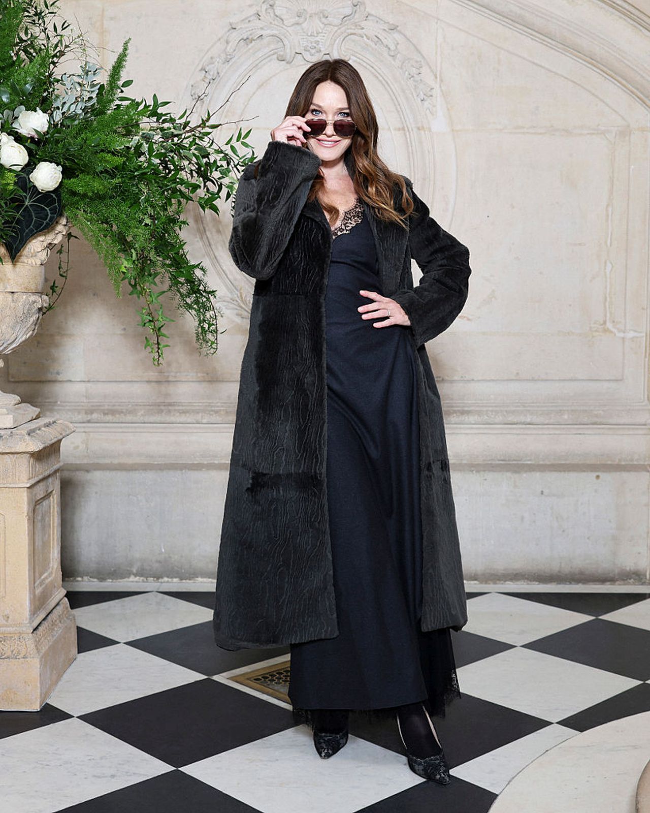 <p><strong>Карла Бруни</strong></p>

<p>Супермоделът Карла Бруни заложи на черна дантела за шоуто на Schiaparelli, избирайки впечатляваща комбинация от чорапогащи и асиметрична рокля.</p>