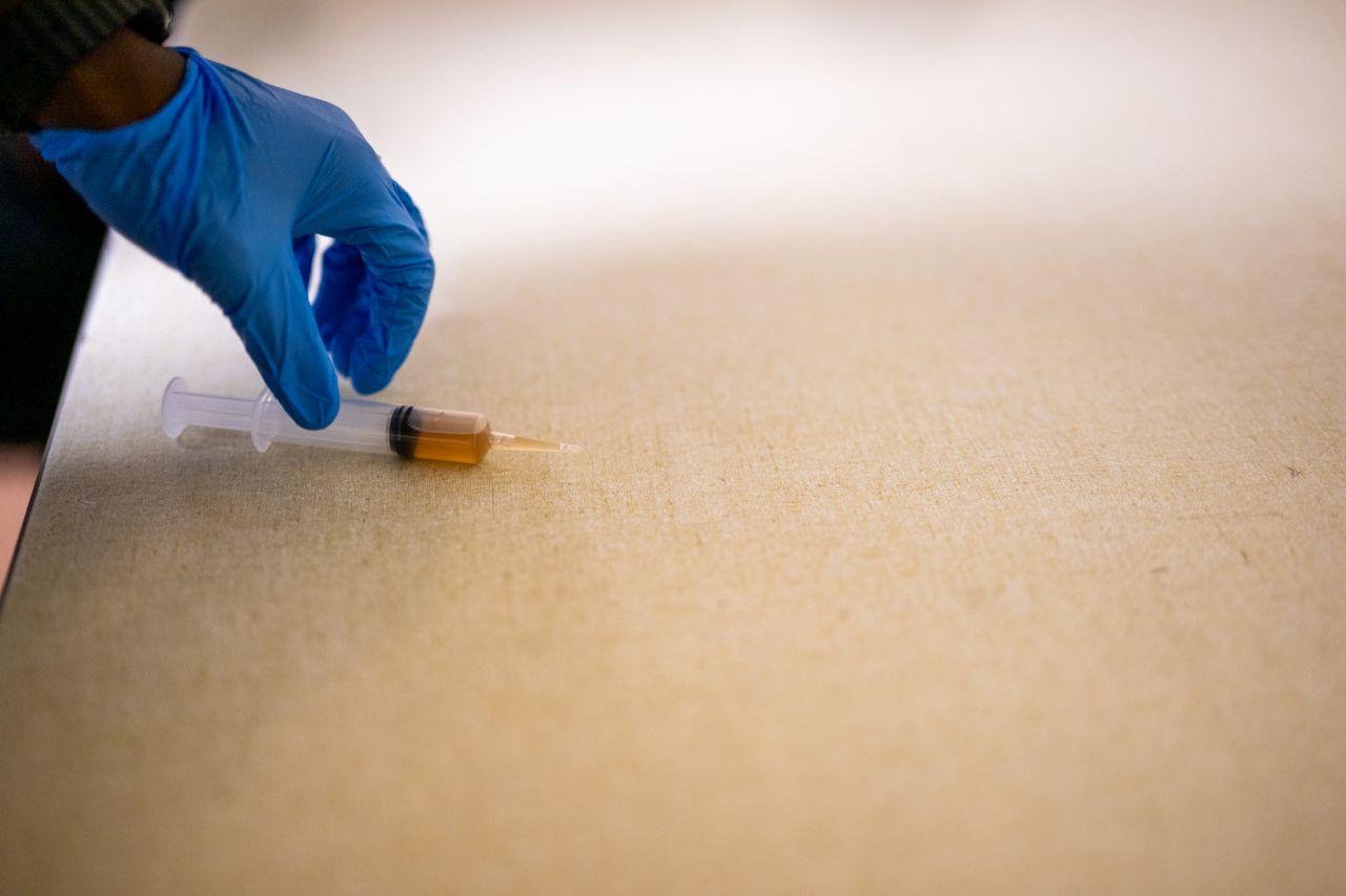 <p>Никакъв страх: Илхан Омар продължи речта си дори след като беше залята с киселинна течност пред очите на стотици свидетели.</p>