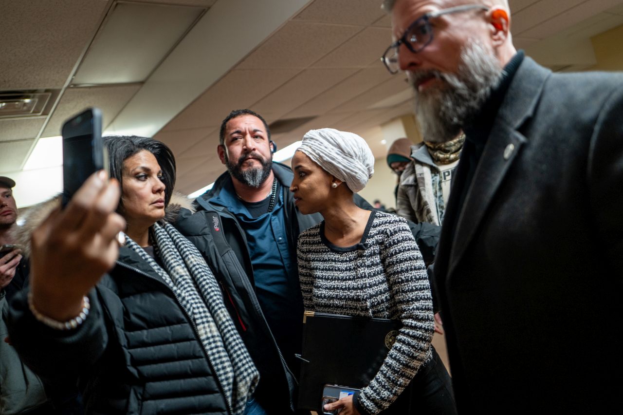 <p>Никакъв страх: Илхан Омар продължи речта си дори след като беше залята с киселинна течност пред очите на стотици свидетели.</p>