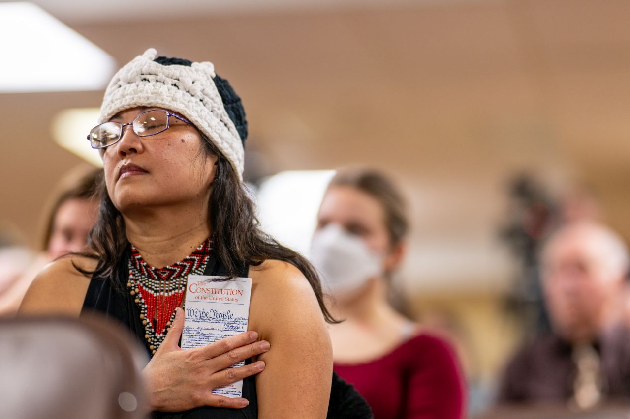 <p>Никакъв страх: Илхан Омар продължи речта си дори след като беше залята с киселинна течност пред очите на стотици свидетели.</p>