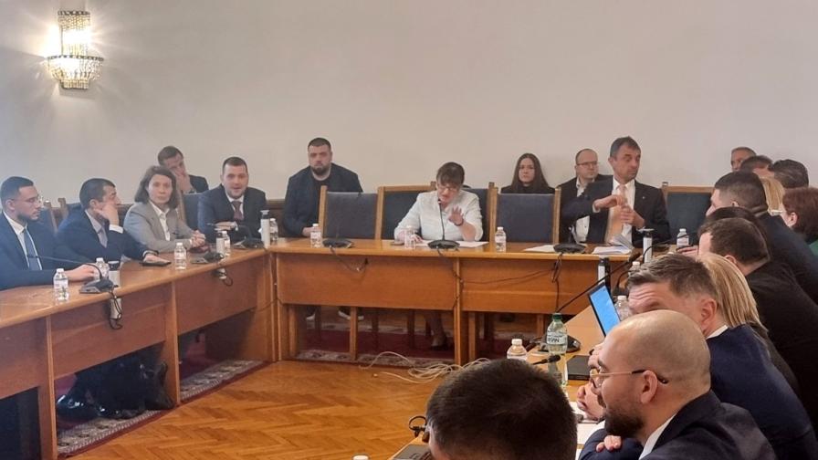 Намаляват избирателните секции в чужбина на 20