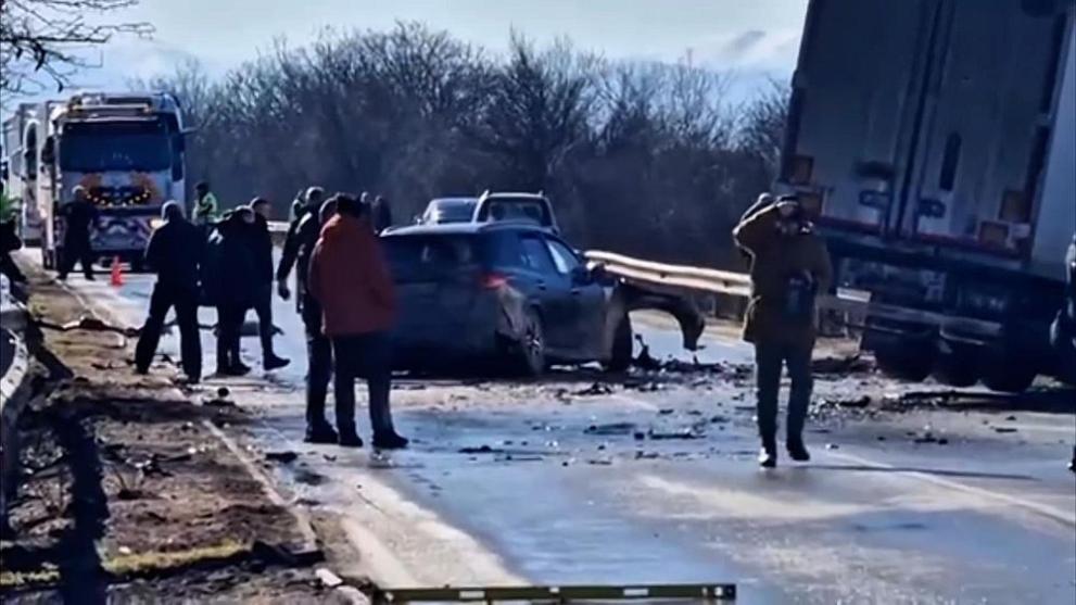 Тънък слой черен лед върху пътната настилка най-вероятно е основната