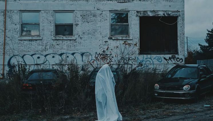 д - ЗЛОВЕЩО! Призрак с бял чаршаф стряска шофьори (ВИДЕО)