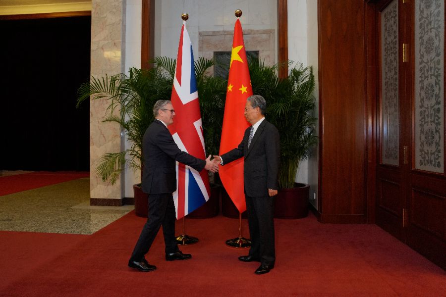 <p>Стармър е на визита в Китай до 31 януари, придружаван от голяма бизнес делегация. Освен китайската столица той ще посети и Шанхай. Това е първо посещение на британски премиер в Пекин от 2018 г. &ndash; за последно пътуване до Китай предприе Тереза Мей.</p>