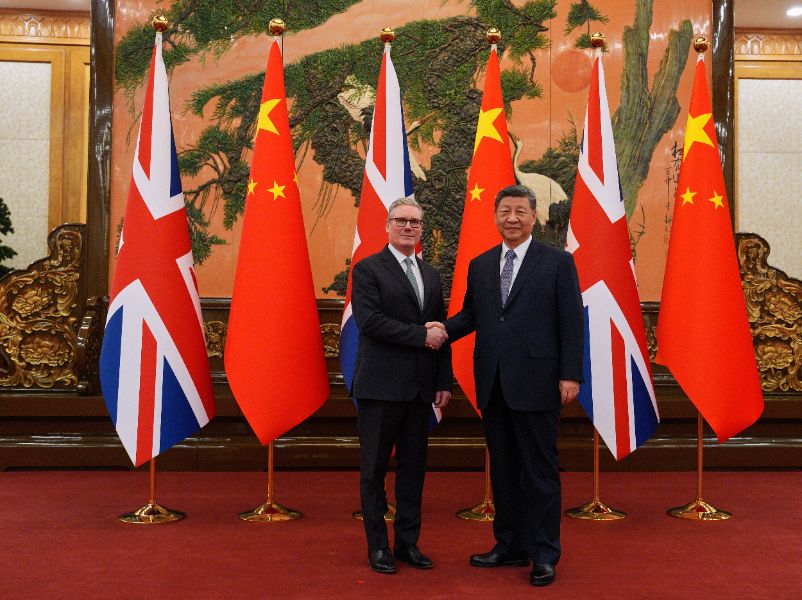 <p>Стармър е на визита в Китай до 31 януари, придружаван от голяма бизнес делегация. Освен китайската столица той ще посети и Шанхай. Това е първо посещение на британски премиер в Пекин от 2018 г. &ndash; за последно пътуване до Китай предприе Тереза Мей.</p>