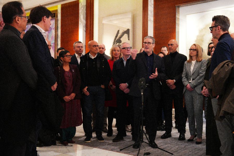 <p>Стармър е на визита в Китай до 31 януари, придружаван от голяма бизнес делегация. Освен китайската столица той ще посети и Шанхай. Това е първо посещение на британски премиер в Пекин от 2018 г. &ndash; за последно пътуване до Китай предприе Тереза Мей.</p>