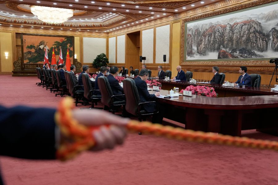 <p>Стармър е на визита в Китай до 31 януари, придружаван от голяма бизнес делегация. Освен китайската столица той ще посети и Шанхай. Това е първо посещение на британски премиер в Пекин от 2018 г. &ndash; за последно пътуване до Китай предприе Тереза Мей.</p>