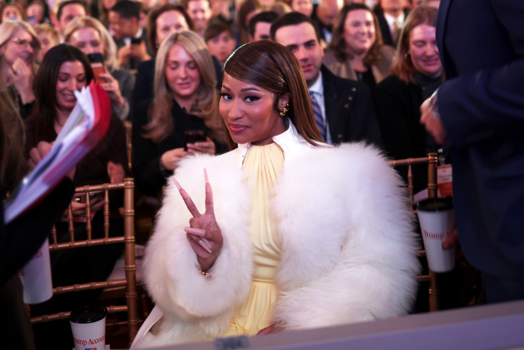 <p>Минаж и Тръмп станаха сензация в интернет, след като бяха снимани да се държат за ръце на срещата на върха на Министерството на финансите на САЩ. Рапърката също така се нарече &bdquo;най-голямата фенка&ldquo; на Тръмп.</p>