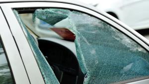 Счупено стъкло на кола