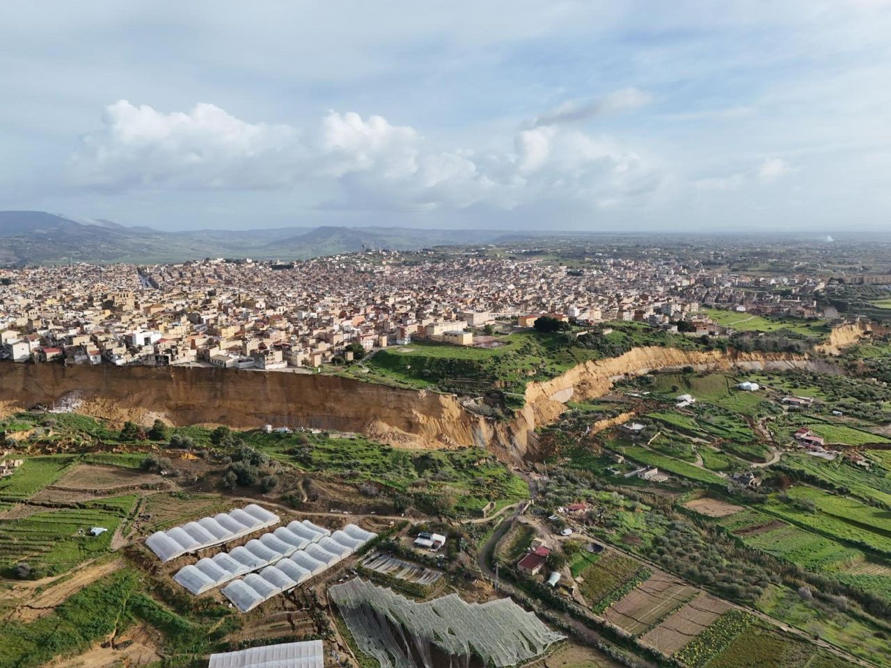 <p>Част от италианския град Нишеми виси опасно на ръба на скала, след като масивно свлачище, предизвикано от циклона Хари, отвори гигантска пропаст, погълнала сгради и заплашваща да изтрие историческия център на града. Свлачището в град Нишеми се случи в неделя, 25 януари, предизвикано отчасти от интензивния дъжд от циклона Хари</p>
