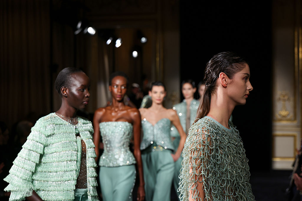 Колекцията Jade постави ново начало за Armani Prive с нежни зелени нюанси и ефирни линии