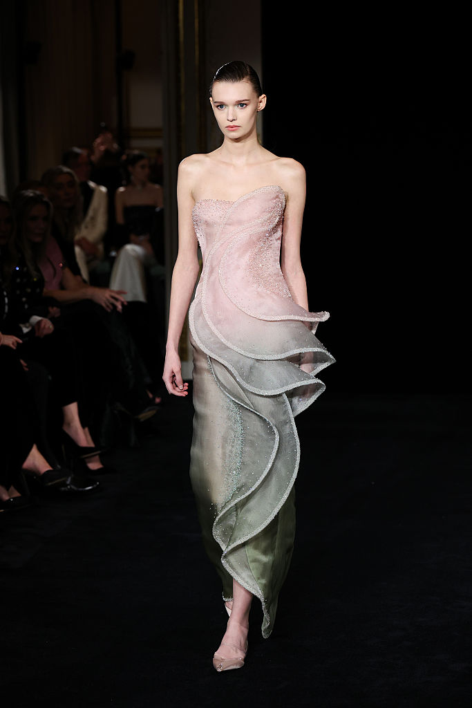 Колекцията Jade постави ново начало за Armani Prive с нежни зелени нюанси и ефирни линии