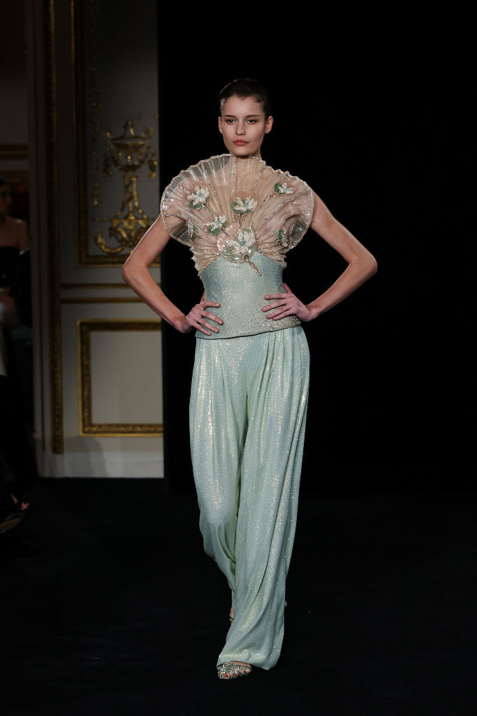 Колекцията Jade постави ново начало за Armani Prive с нежни зелени нюанси и ефирни линии