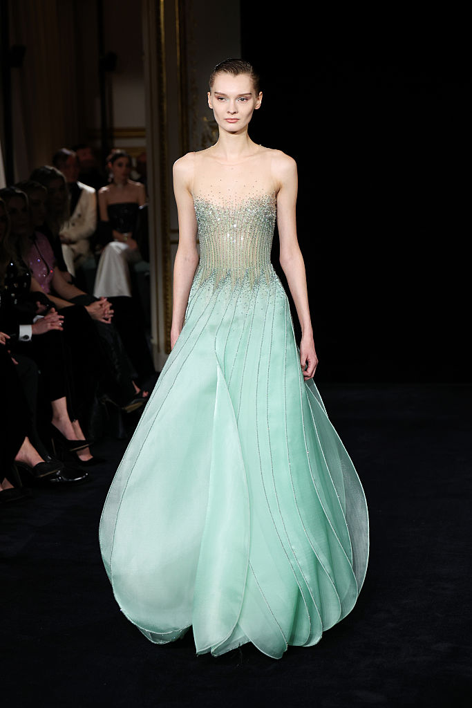 Колекцията Jade постави ново начало за Armani Prive с нежни зелени нюанси и ефирни линии