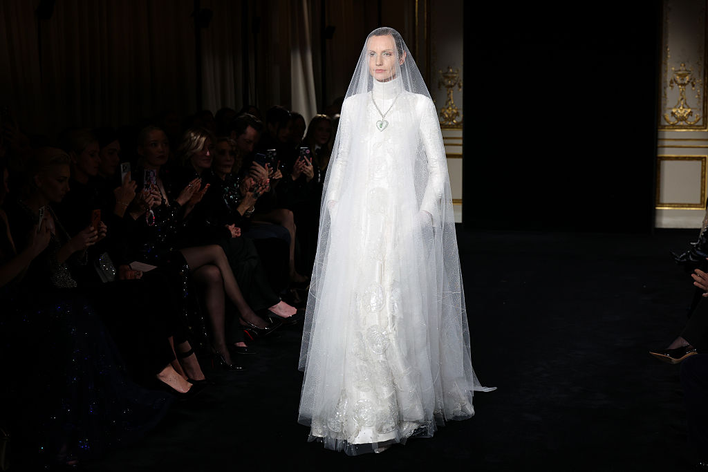 Колекцията Jade постави ново начало за Armani Prive с нежни зелени нюанси и ефирни линии