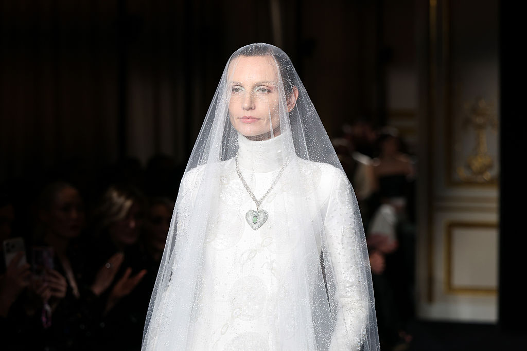 Колекцията Jade постави ново начало за Armani Prive с нежни зелени нюанси и ефирни линии