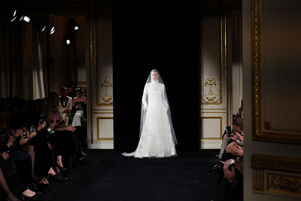 Колекцията Jade постави ново начало за Armani Prive с нежни зелени нюанси и ефирни линии