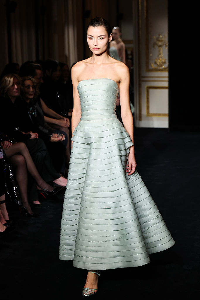 Колекцията Jade постави ново начало за Armani Prive с нежни зелени нюанси и ефирни линии