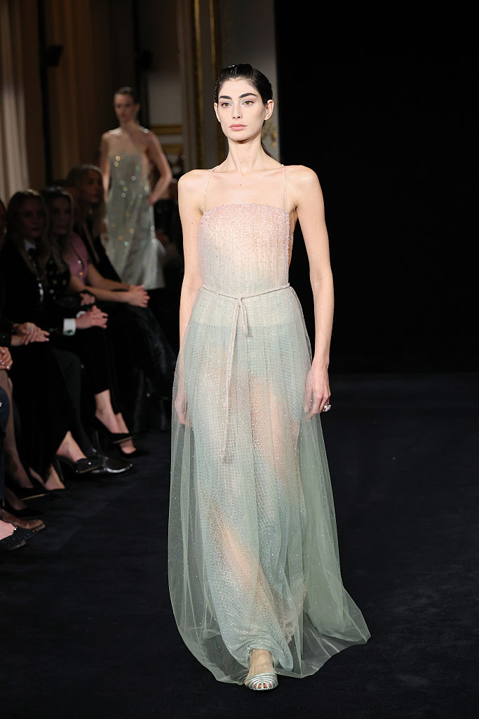 Колекцията Jade постави ново начало за Armani Prive с нежни зелени нюанси и ефирни линии