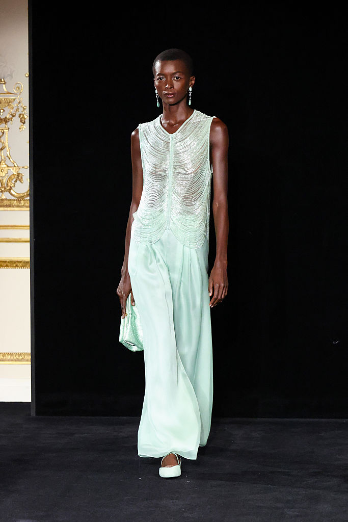 Колекцията Jade постави ново начало за Armani Prive с нежни зелени нюанси и ефирни линии