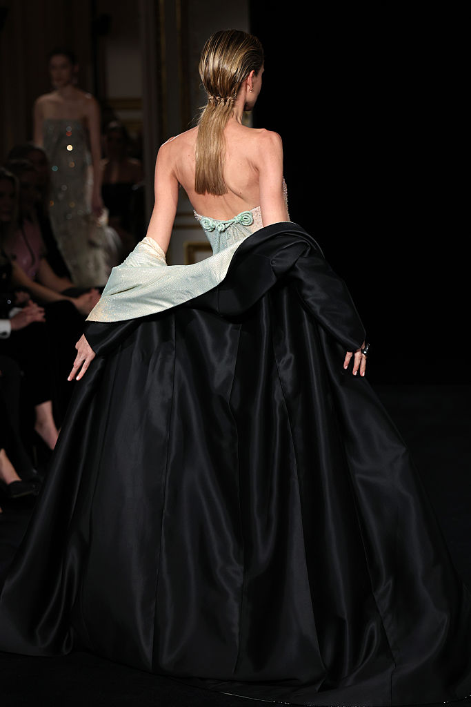 Колекцията Jade постави ново начало за Armani Prive с нежни зелени нюанси и ефирни линии