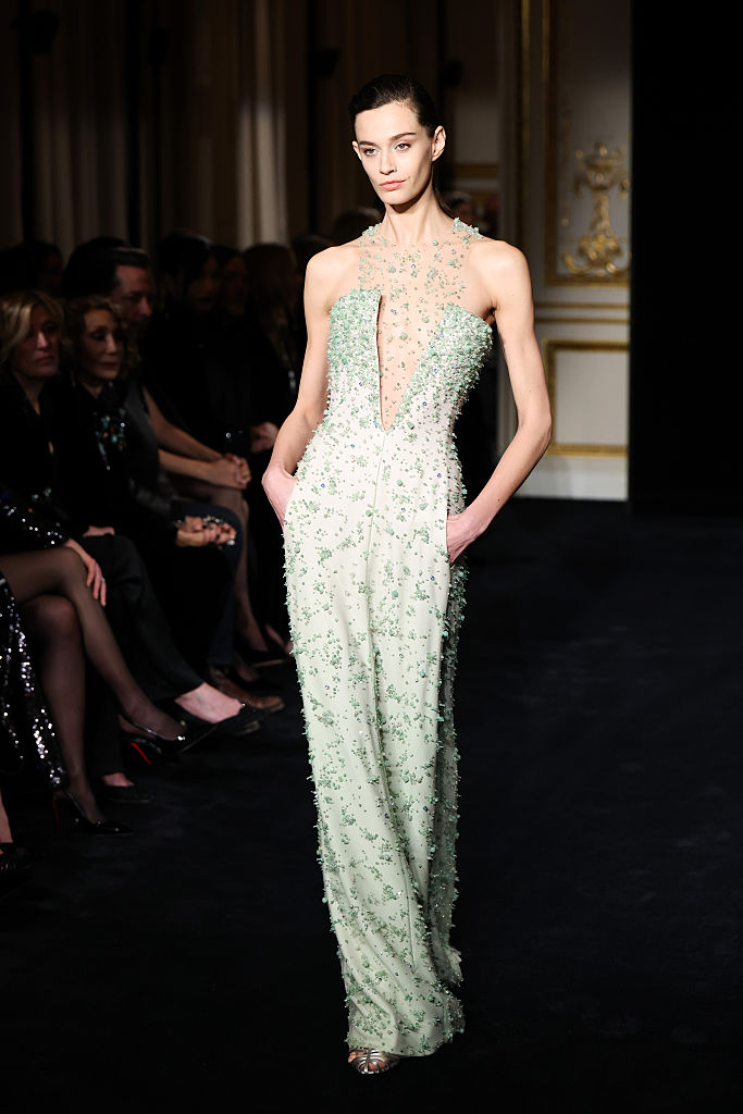 Колекцията Jade постави ново начало за Armani Prive с нежни зелени нюанси и ефирни линии