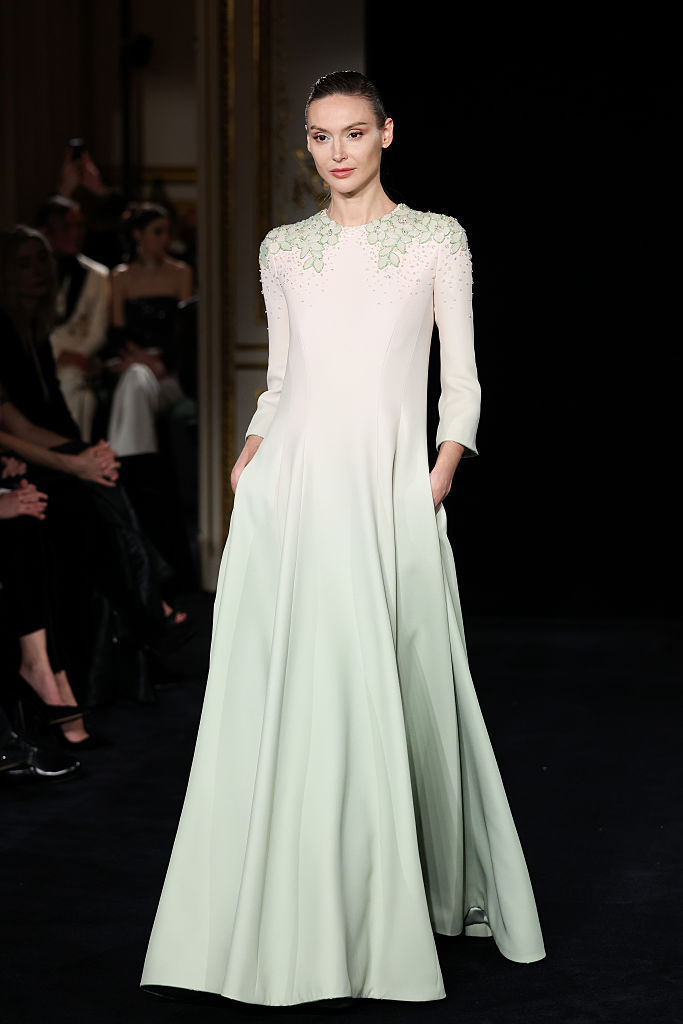 Колекцията Jade постави ново начало за Armani Prive с нежни зелени нюанси и ефирни линии