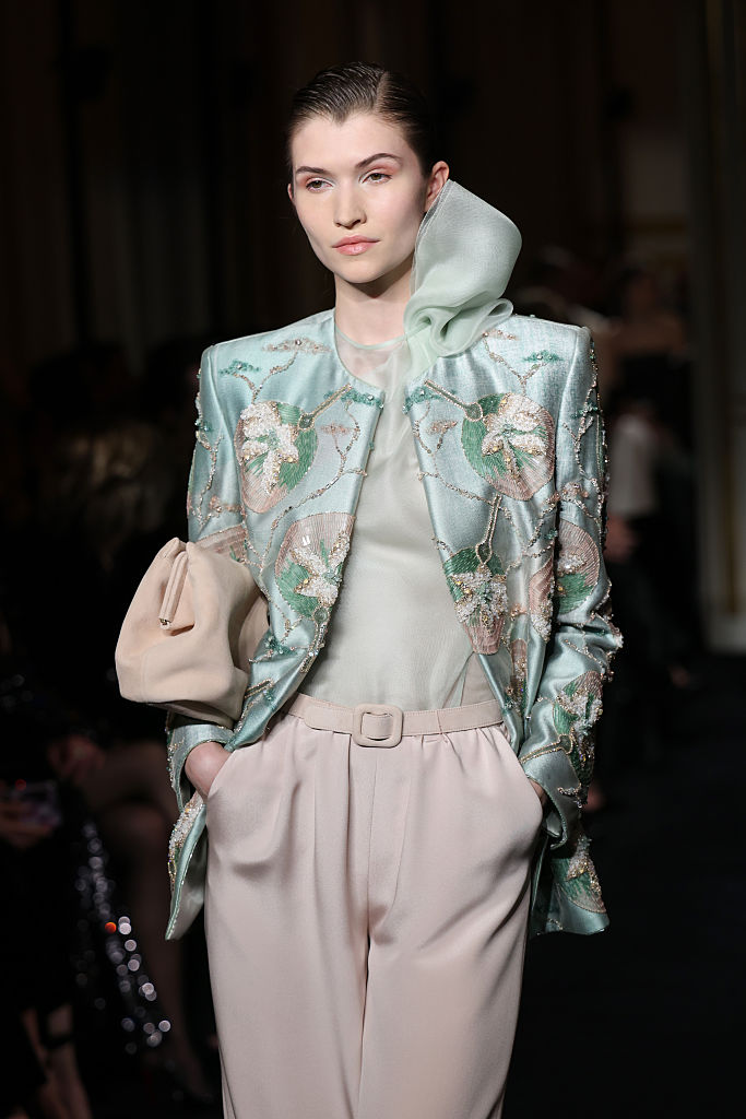 Колекцията Jade постави ново начало за Armani Prive с нежни зелени нюанси и ефирни линии