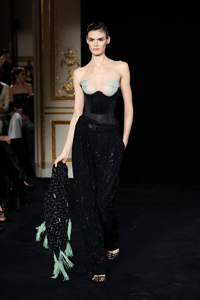 Колекцията Jade постави ново начало за Armani Prive с нежни зелени нюанси и ефирни линии