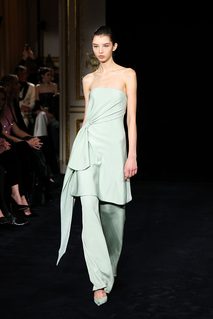 Колекцията Jade постави ново начало за Armani Prive с нежни зелени нюанси и ефирни линии