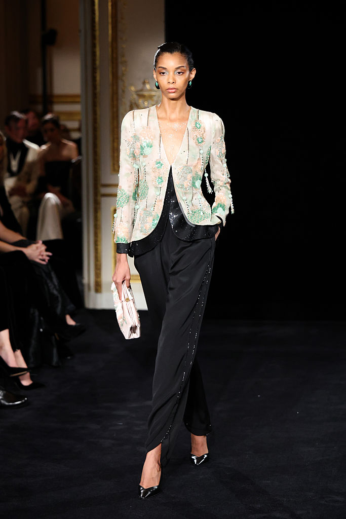 Колекцията Jade постави ново начало за Armani Prive с нежни зелени нюанси и ефирни линии