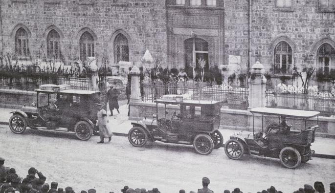  Снимка на цар Фердинанд и други официални лица, направена около 1906 г. пред Народния музей в София. През 1905 и 1906 г. в двореца са доставени два автомобила Mercedes (в средата и ляво). Автомобилът в средата е този на другите снимки.