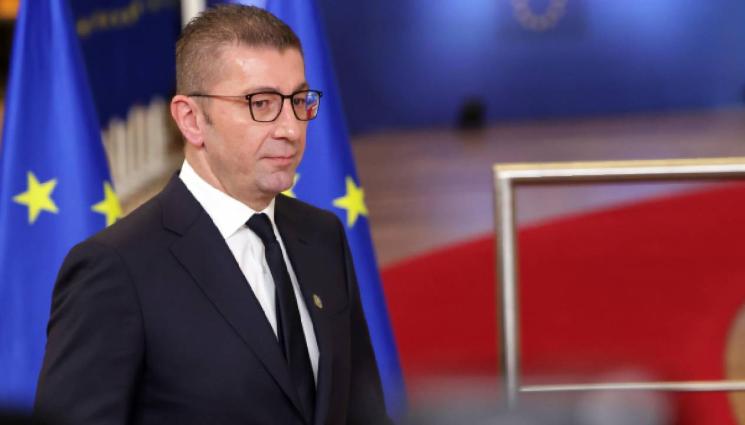 Християн Мицкоски - Мицкоски: Няма да пипам Конституцията заради България!