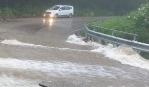 <p>Наводнени пътни участъци в Хасковска област: Каква е ситуацията</p>