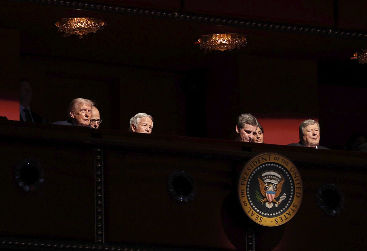 <p>Документалният филм на първата дама на САЩ, Мелания Тръмп, беше прожектиран в Центъра за сценични изкуства "Кенеди" във Вашингтон. Президентът и други ВИП гости подкрепиха Мелания</p>