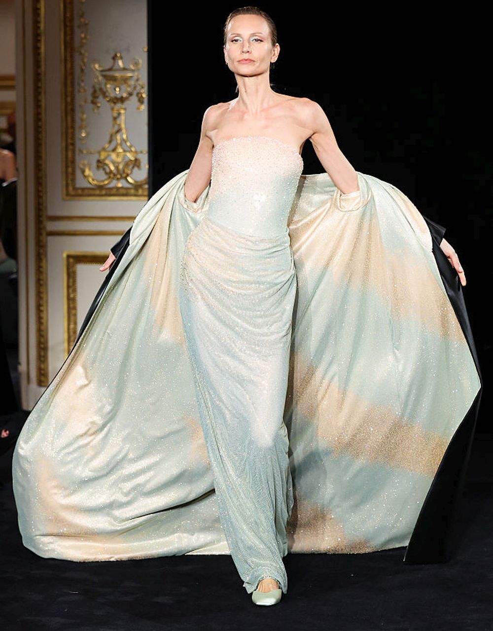 Колекцията Jade постави ново начало за Armani Prive с нежни зелени нюанси и ефирни линии