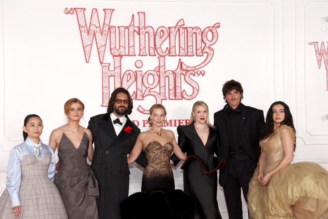 <p>Марго Роби и Джейкъб Елорди впечатлиха и с визиите си на премиерата на &bdquo;Брулени хълмове&ldquo; в Лос Анджелис в сряда, 28 януари.</p>