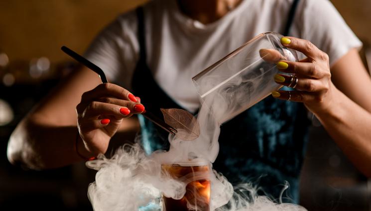 коктейл - СЛАДКО, НО ОПАСНО: Коктейл спука стомаха на мъж