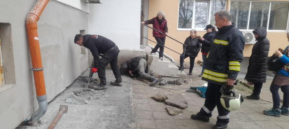 Близо два часа продължиха спасителните действия по изваждането на бездомно