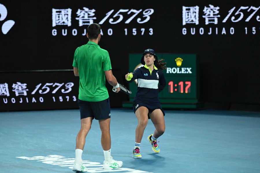 <p>Сръбският ветеран Новак Джокович направи почти немислимото, като обърна световния номер 2 Яник Синер с 3:6, 6:3, 4:6, 6:4, 6:4 за четири часа и 9 минути игра на Откритото първенство на Австралия по тенис.</p>