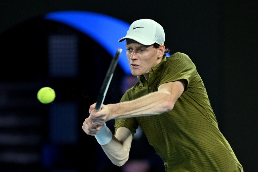 <p>Сръбският ветеран Новак Джокович направи почти немислимото, като обърна световния номер 2 Яник Синер с 3:6, 6:3, 4:6, 6:4, 6:4 за четири часа и 9 минути игра на Откритото първенство на Австралия по тенис.</p>